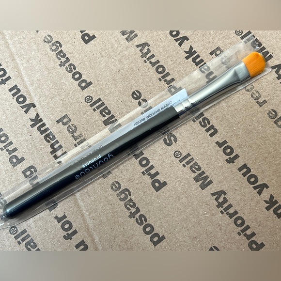 YOUNIQUE cream shadow brush BRAND NEW - Picture 2 of 2